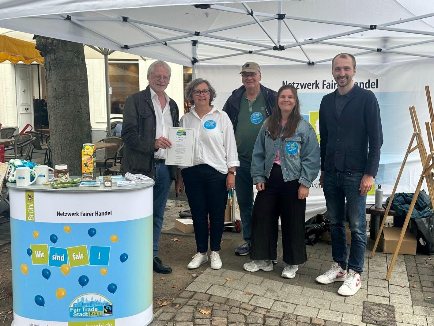 Das Bild zeigt die Akteurinnen und Akteure der Fairtrade Stadt Brühl.