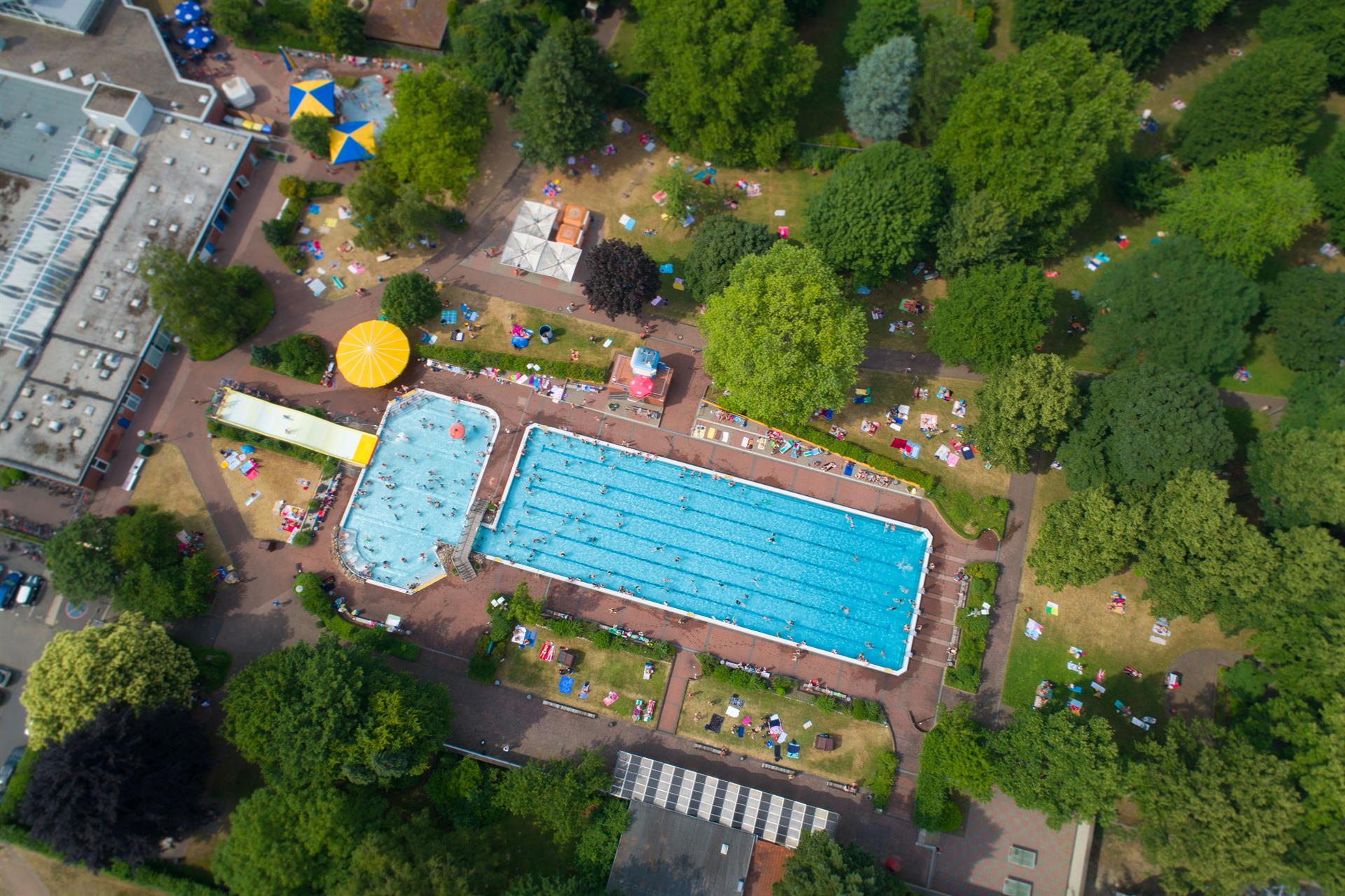 Das Bild zeigt den Freibadbereich des KarlsBad Brühl von oben.