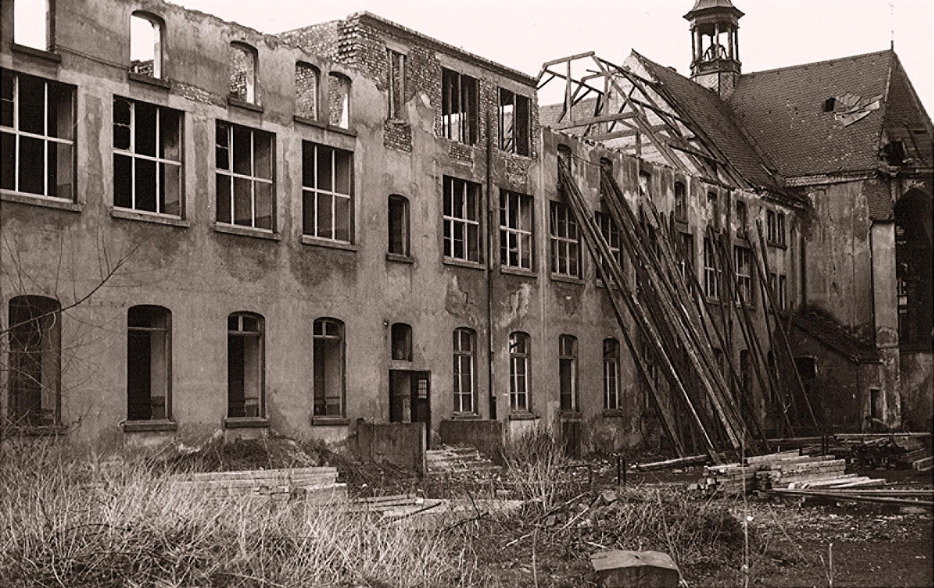 Kriegszerstörung am Schulgebäude in der Uhlstraße 