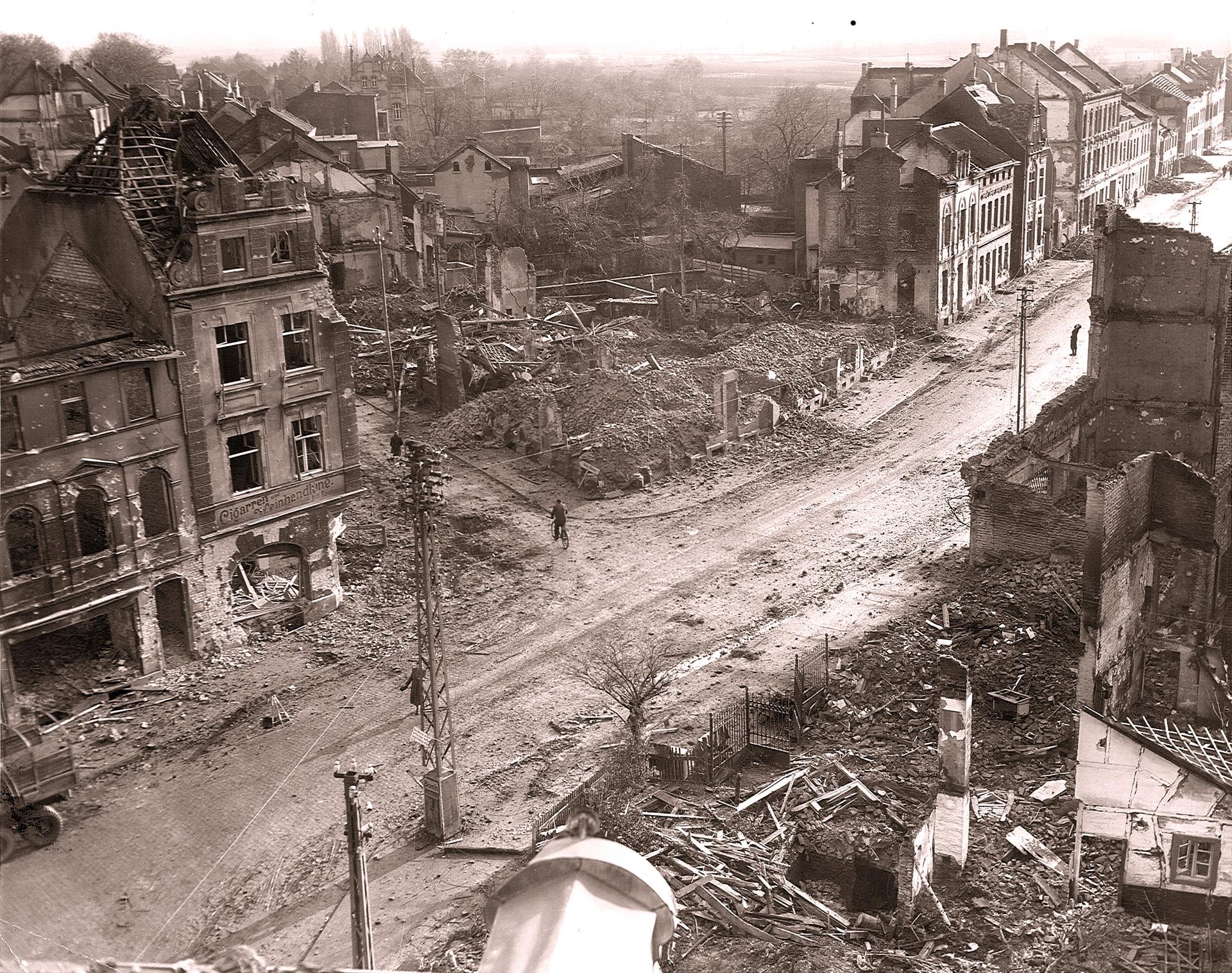 Kriegszerstörung Uhl- Ecke Bonnstraße nach dem Angriff vom 28.12.1944