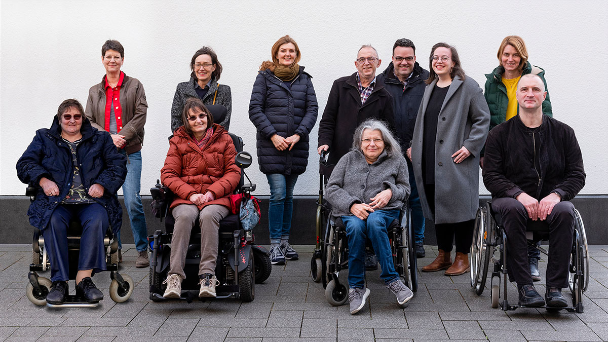 hinten v. l. n. r.: Michaela Vu, Dr. Sabine Moehring, Christiane Nüssel, Diethelm Linz (euer-vfk e.V.), Dirk Stauber, Anna-Verena Rau (Sonderspaß e.V.), Stephanie Kröger (KoKoBe); vorne v. l. n. r.: Ingrid Rudolph (DMSG), Silke Katzfuß, Ellen Romberg-Hoffmann, Ralf Bauer