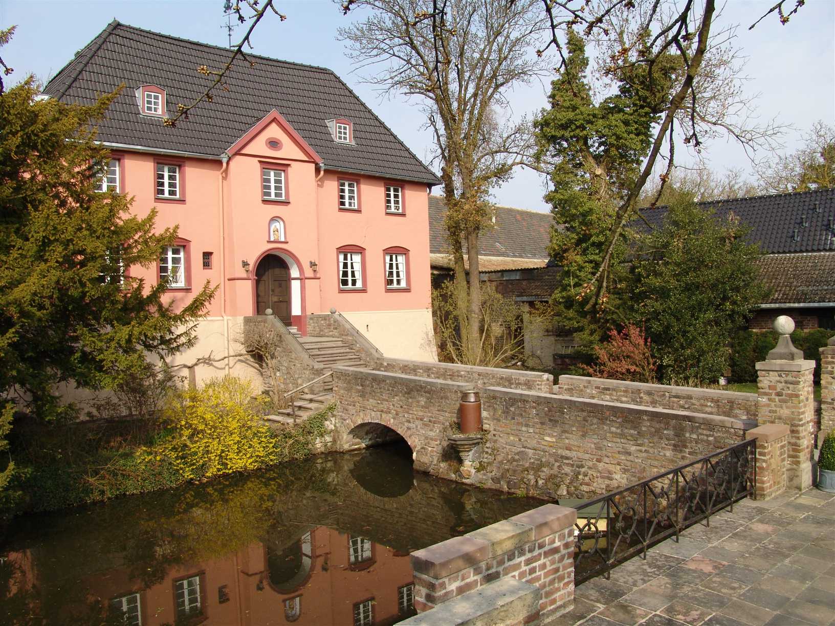 Außenansicht Pfarrhof Badorf