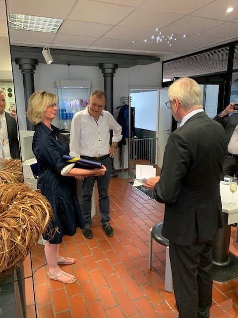 Bürgermeister Dieter Freytag, Wirtschaftsförderung und Citymanagement beglückwünschten Birgit und Ralf Höfels.