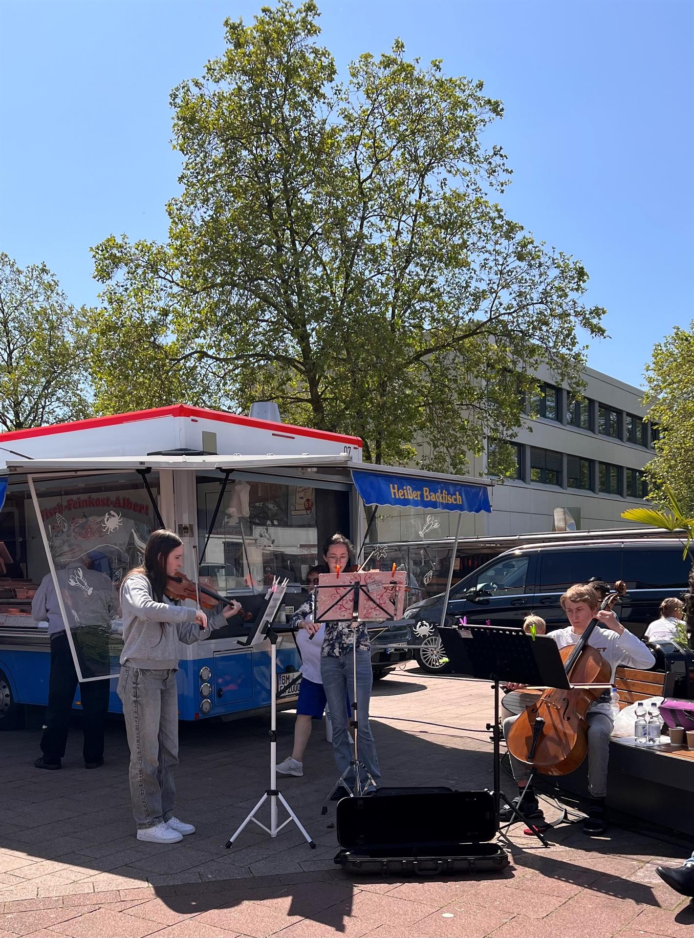 Die Brühler Kunst- und Musikschule vor Ort auf dem Samstagmarkt