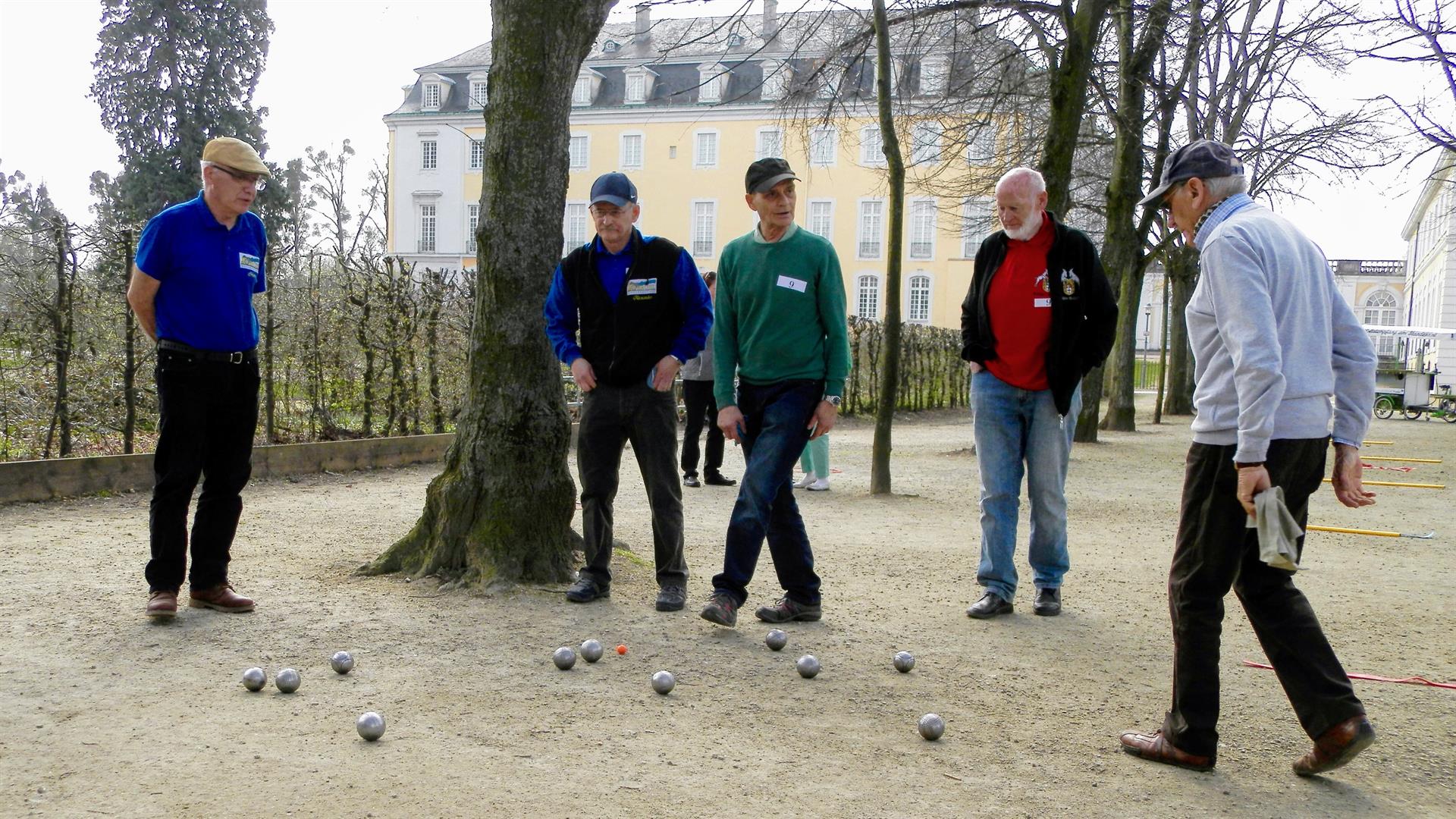 Boule Spieler vor Schloss Augustusburg