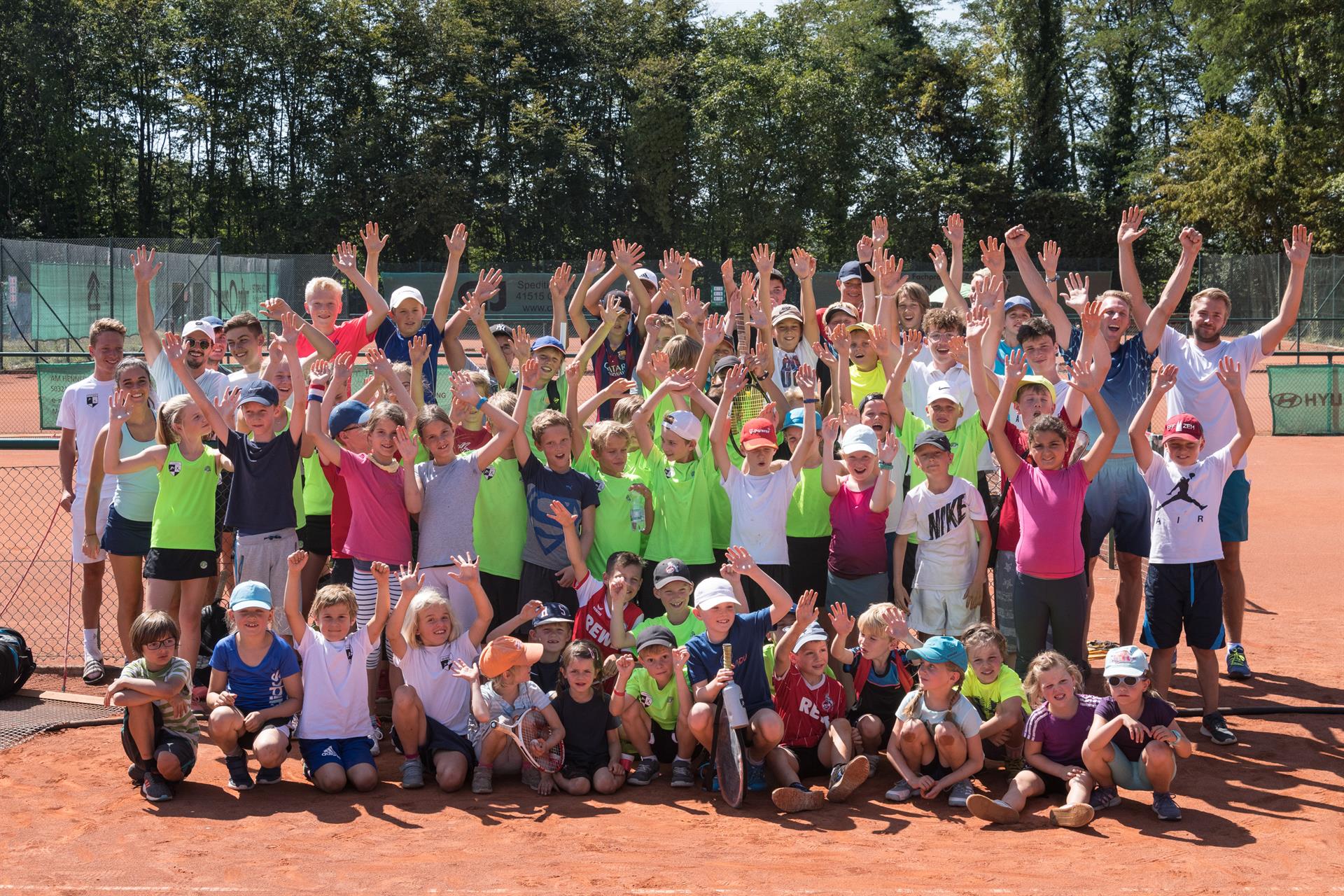 THC Brühl Viele Kinder jubelnd auf Tennisplatz
